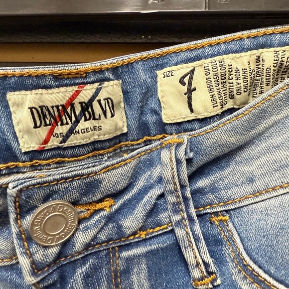 Denim Blvd Los Angeles Pearl & Rhinestone Embellished Jeans – Size 7 - Picture 3 of 4